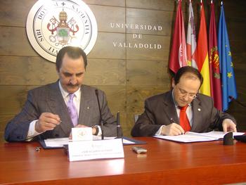 El rector de la Universidad de valladolid, Evaristo Abril (izq), junto al presidente de la Cámara de comercio de Valladolid, José Rolando Álvarez, durante la firma del acuerdo.
