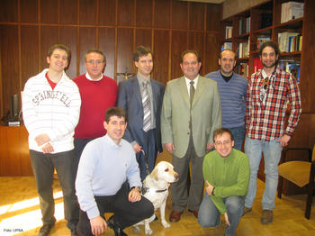 Los integrantes del proyecto DIAMI, junto con el rector de la Universidad Pontificia de Salamanca, Marceliano Arranz.