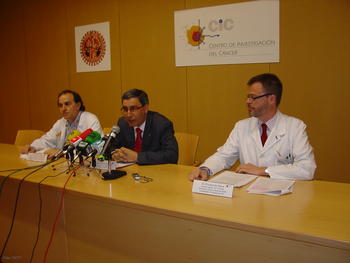 Los científicos comparecen ante los medios de comunicación en presencia del vicerrector Docencia de la Universidad de Salamanca, José Ángel Domínguez.