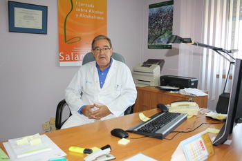 Javier Laso Guzmán, en su despacho del Servicio de Medicina Interna del Hospital Universitario de Salamanca.