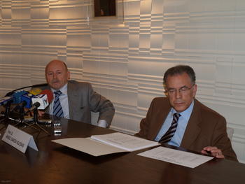 De izquierda a derecha, Juan Luis Sánchez Lanchares y Ángel García Iglesias, ginecólogos