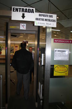 Aviso para personas con implante coclear en el arco de seguridad del Ayuntamiento de León.