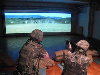 Simulador desarrollado por Indra en el Centro de Excelencia de Seguridad de León para entrenamiento de misiones de fuerzas de paz.