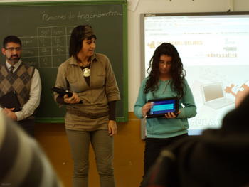 Una alumna de cuarto de la ESO del centro de educación obligatoria Miguel Delibes de Macotera (Salamanca), presenta un trabajo realizado en una tableta digital junto a su profesora.