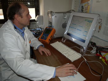 Juan Manuel García Arévalo trabaja en el nuevo software para analizar redes eléctricas.