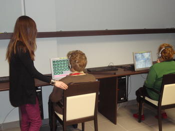 Personas mayores con ordenadores. Foto: CRE Alzheimer.