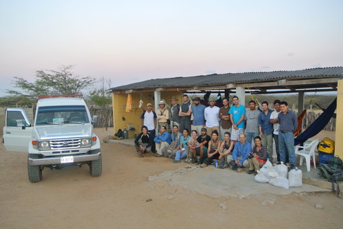 Imagen del grupo de investigadores en Castilletes, donde se están llevando a cabo prospecciones de depósitos fósiles. (Imagen cedida por Edwin Cadena)
