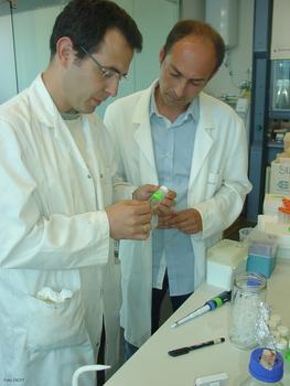 Luis Sanz y Óscar Lorenzo, en el laboratorio.