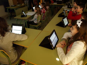 Aula de alumnos de Primaria con tabletas digitales, en el centro de educación oblitagoria Miguel Delibes de Macotera (Salamanca).