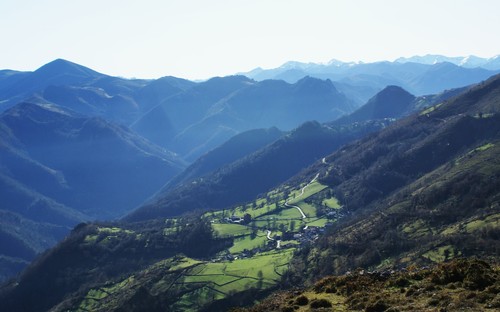 Vista de la localidad de Vigaña, en el valle del río Pigüeña. FOTO: ULE.