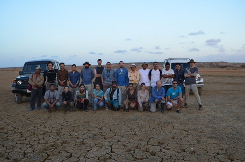 Imagen del grupo de investigadores en Castilletes, lugar ubicado en la Alta Guajira de Venezuela y Colombia. (Imagen cedida por Edwin Cadena)