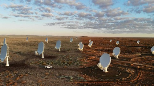 Composición artística del futuro telescopio SKA-Mid, en la que se mezclan las antenas del telescopio precursor MeerKAT, que ya se encuentran instaladas, con una impresión artística de las futuras antenas del SKA-Mid. Crédito: SKAO