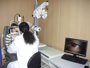 Raúl Martín estudia el epesor corneal de una paciente.
