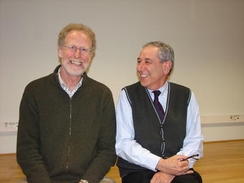 El investigador de la Universidad de Cambridge (izq) junto con el científico del IBGM Javier García Sancho