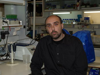 El investigador de la Universidad de Salamanca César Cobaleda, en el laboratorio.