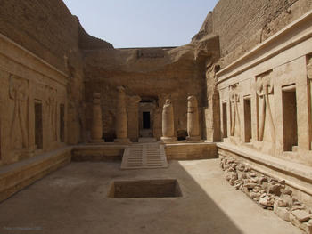 Primer patio y acceso al segundo patio del complejo funerario de Monthemhat.
