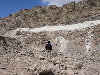 Depósito de ceniza intercalado en sedimentos de un cono de deyección holoceno. En Tolombón, Salta, Argentina. Foto: CSIC.