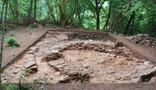 Vista del área excavada en El Castru, con una gran cabaña circular en primer plano . FOTO: ULE.