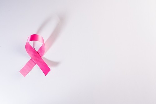 Lazo contra el cáncer de mama. / Jcomp / Freepik