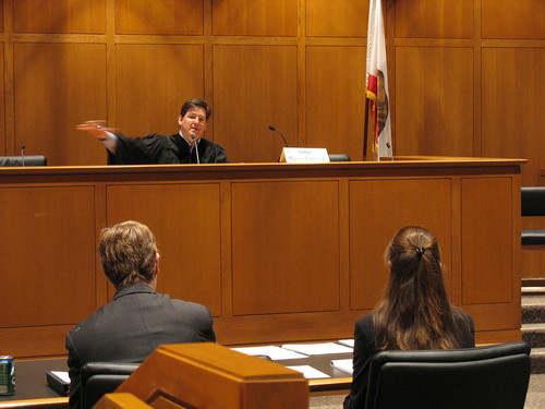 El juez americano Miles Ehrlich habla con un abogado/photo taken by flickr user maveric2003 / CC BY (https://creativecommons.org/licenses/by/2.0)