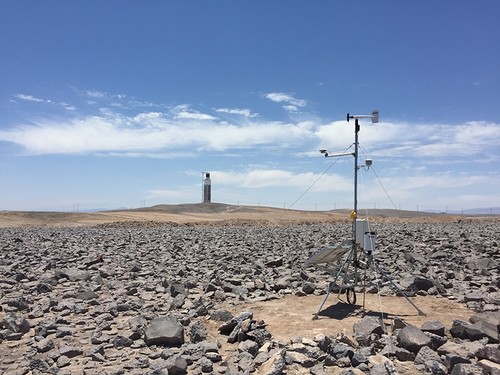 Estación meteorológica y colector de polvo instalados en Cerro Dominador.