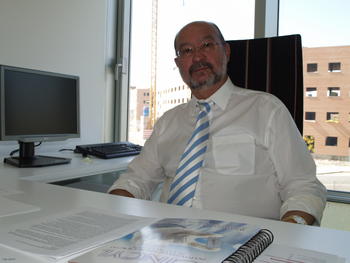 Miguel Ángel Merchán, director del Instituto de Neurociencias de Castilla y León (Incyl), en su despacho.