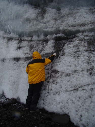 El chileno Gerardo González toma muestras frente de glaciar Collins. Foto: Gerardo González.