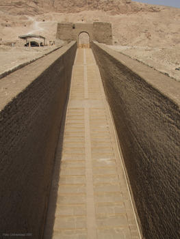 Rampa de acceso a la tumba de Monthemhat.