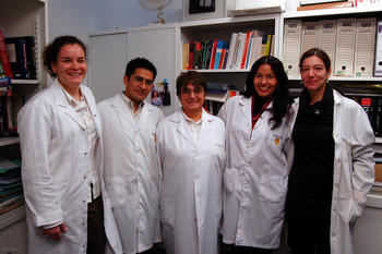 Raquel Rodríguez, en el centro, y su grupo de investigación.
