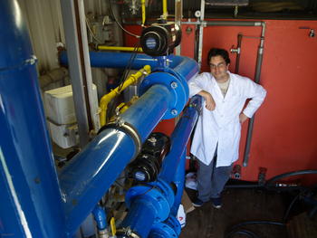 Daniel Blanco posa con las herramientas para el trabajo científico en torno al compost del grupo de Ingeniería Química y Ambiental, en el Insituto de Recursos Naturales de la Universidad de León.