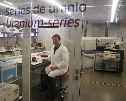 Fernando Jiménez Barrido en el Laboratorio de Series de Uranio del CENIEH.