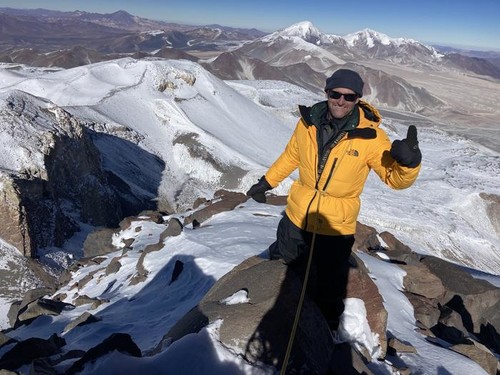 Los investigadores en la cima Ojos del Salado, en el límite entre Argentina y Chile. / Mario Pérez Mamani.