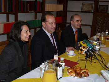 En el centro, el rector de la Universidad Pontificia de Salamanca, Mariano Arranz, en el desayuno con los medios de comunicación