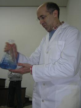Un profesor muestra realiza un experimento.