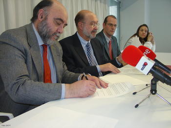 Firma del convenio entre la AFA y la Universidad de Salamanca para colaborar en el Banco de Tejidos Neurológicos.