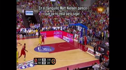 Subtítulos en un partido de baloncesto emitido por televisión.