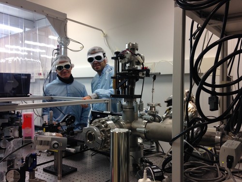 Los investigadores desarrollan la parte experimental en el CLPU. Foto: ALF-USAL.