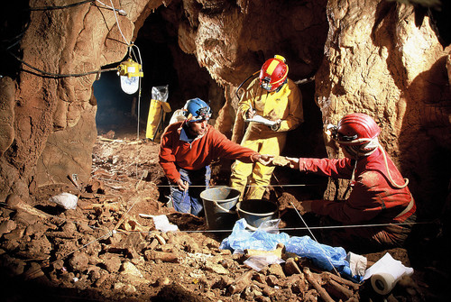 Excavación en la Cueva de Oase (Rumanía)
