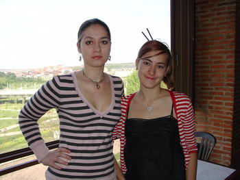 De izquierda a derecha, Tatiana Dediulia y Sofía Ferreira, alumnas de Biotecnología