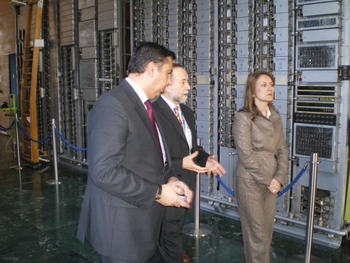 La consejera de Administración Autonómica, junto al director del centro de I+D de Boecillo y al director regional de Telefónica durante la visita a las instalaciones.