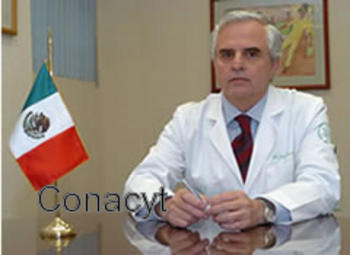 El doctor Julio Sotelo en su despacho