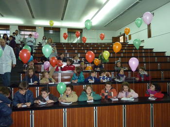 Los escolares, con globos.