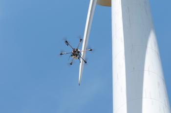 El 'aracnocóptero' Eol 6, en la revisión de las palas de un aerogenerador. Foto: Arbórea.