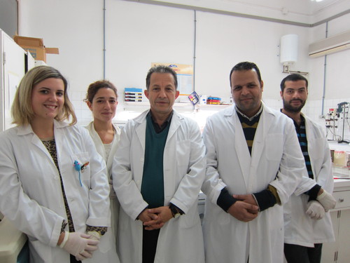 Ahmad Agil, del departamento de Farmacología de la UGR, y su equipo de investigación. Foto: UGR.