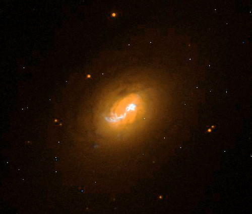 La galaxia activa poco luminosa LLAGN ESO 428-G14. 