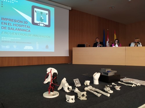 Material biomédico impreso en 3D en la Jornada que se celebra hoy en Salamanca.
