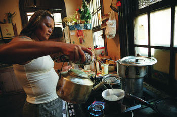 Mujer preparando café (Foto: MEC)
