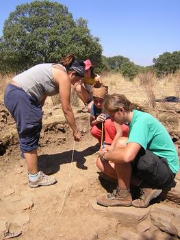 Los arqueólogos dibujando en la tierra.