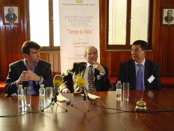 De izquierda a derecha, Pablo Artal, Manuel Barroso y José Rivas, los tres ponentes del primer día del encuentro 'Tiempo de Física'