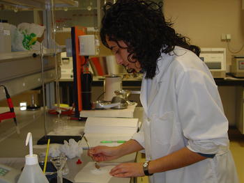 Alumna trabajando en el laboratorio